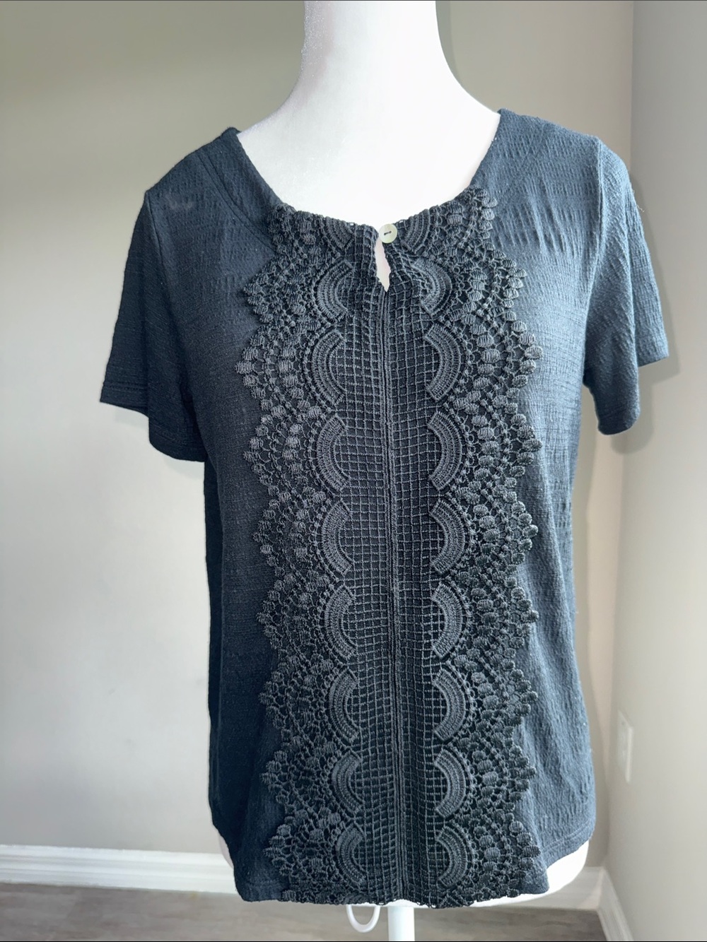 Thomas & Olivia Women's Short Sleeve Crochet-Front Tee - Charcoal